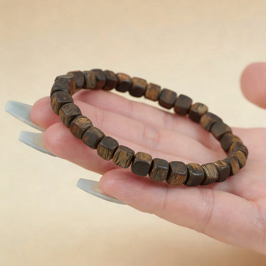 Kyara Agarwood Armband 6mm Würfelperlen | Quadratischer Zuckerschliff | Naturharzreich | Glatt poliert | Geometrischer moderner Stil