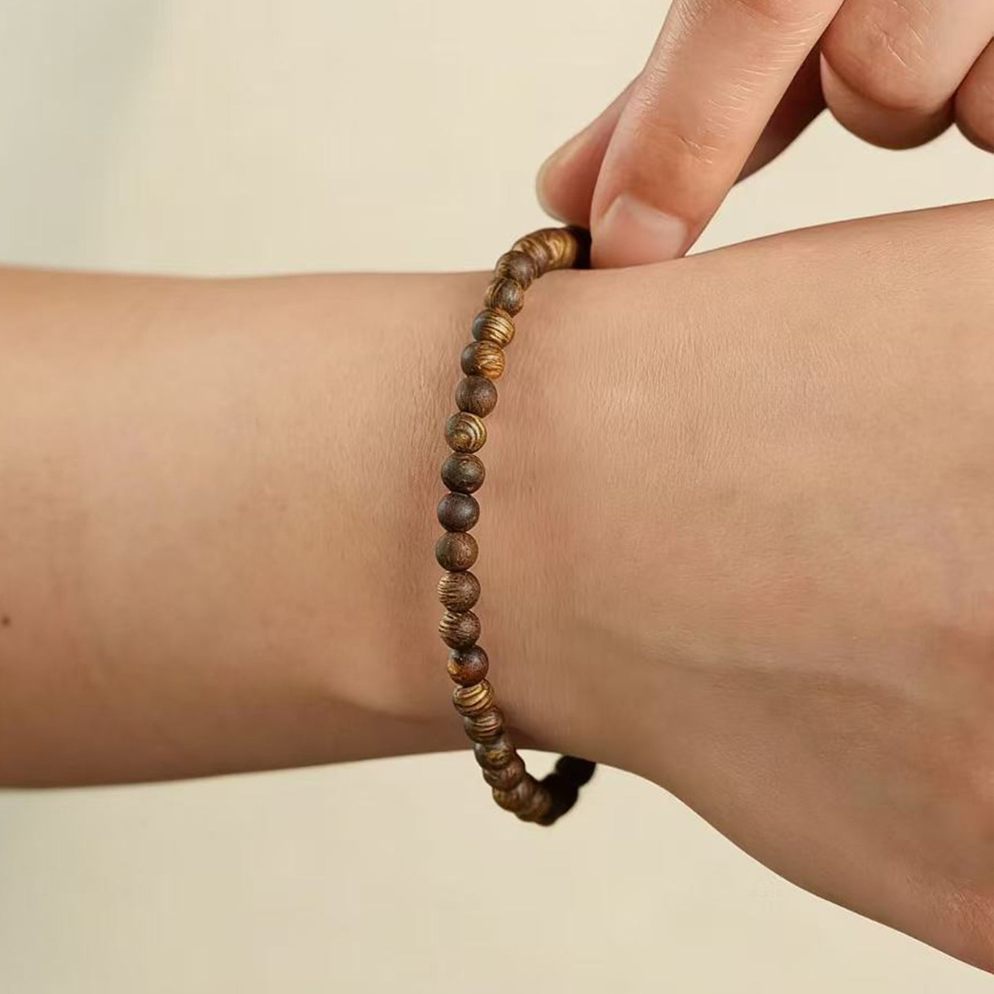 Kyara-Adlerholz-Armband 4 mm Rundperlen | Zart und klein | Klassisches Kugeldesign | Reich an natürlichem Harz | Glatt poliert